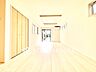 室内：【リビング】明るい陽光が差し込み、毎日の暮らしをやさしく包み込む。