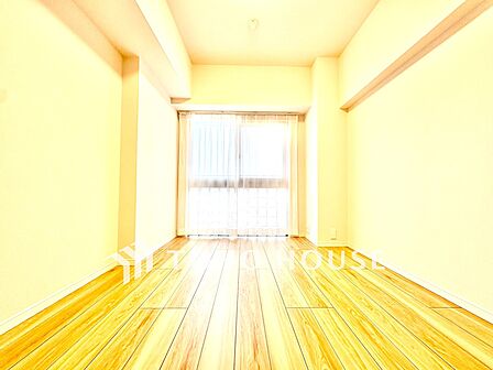 【居室】ゆったりとした広さで、ベッドを置いても余裕のある空間です。