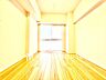 寝室：【居室】ゆったりとした広さで、ベッドを置いても余裕のある空間です。