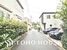 周辺：【前面道路】前面道路は見通しが良く、落ち着いた雰囲気の住環境が広がります。