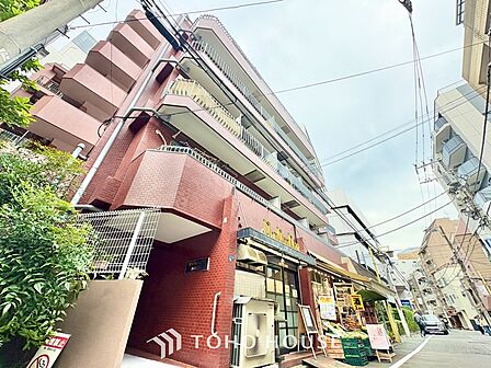 ◆リビング◆たくさんの窓から注ぐ太陽の光。時間の経過とともに光と影のコントラストがこの空間のムードを変え、部屋に変化と温もりをもたらしてくれる。