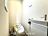 トイレ：【Toilet】トイレも全て新品に交換されており、清々しく新生活を始めることができます。白基調の清潔感のある空間に生まれ変わりました。