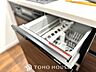 キッチン：【Kitchen】美しく使いやすいキッチンは油汚れが簡単に拭き取れる素材で加工されており、浄水器シャワーから流す水の音を軽減する静かなシンクを採用。見えないところにさり気ない配慮が嬉しい