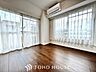 寝室：【Private room】光に包まれるように設計された空間。太陽の光が爽やかな目覚めを誘う。きっと今日も素敵な1日に。