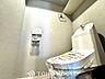 トイレ：【toilet】トイレットペーパーの使用回数を減らせることです。 シャワートイレを使用すれば、洗浄して汚れを落とすことができるため、トイレットペーパーの使用を最小限にとどめることができます。