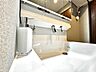 洗面：【Wash basin】十分な大きさの洗面台は収納もさる事ながら、身だしなみチェックや歯磨きなど、朝の慌ただしい時間でもホテルライクなスペースで余裕とゆとりを感じて頂けます。