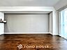 室内：【Decorative lighting】上質に仕上げられた室内。オフ・ホワイトの壁を背にした観葉植物の葉をそっと置かれたインテリア・ライトが照らし出しています。少しお洒落な暮らしをしてみませんか。
