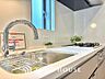 キッチン：◆愛育◆キッチンは家族の絆を育む大切な空間。シンプルで使い易いSystemKitchenで愉しく作る料理は愛情のある美味しいご馳走に。家族で使える広々としたダイニングキッチンです。