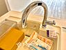 設備：【Kitchen】浄水器内蔵・可動式のシャワーヘッド。水はねや大きな洗い物も計算したシンク。システムキッチンは家事をずっと楽にしてくれる。