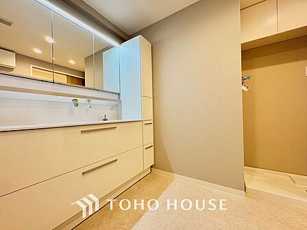 【Wash basin】十分な大きさの洗面台は収納力大。身だしなみチェックや歯磨きなど、朝の慌ただしい時間でも余裕とゆとりを感じられる。