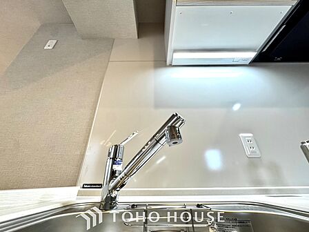 【Water cleaner】蛇口から流れ出すお水はクリーンでいつも楽しめます。また浄水器内臓シャワー混合栓なので場所取らずのスッキリとしたスタイルです。
