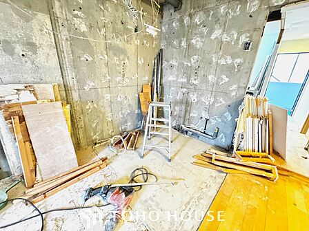【改装中】【Kitchen】美しく使いやすいキッチンは油汚れが簡単に拭き取れる素材で加工されており、浄水器シャワーから流す水の音を軽減する静かなシンクを採用。見えないところにさり気ない配慮が嬉しい