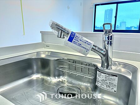 キッチンは家族の絆を育む大切な空間。シンプルで使い易いシステムキッチンで愉しく作る料理は愛情のある美味しいご馳走に。家族で使えるダイニングキッチンです。