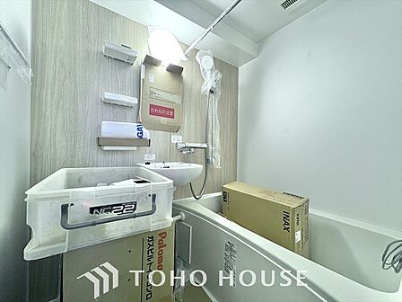 【改装中】【浴室】《一日の疲れを落としてくれる場所は、落ち着く場所でなければならない》 高級感溢れるカラーと大きさ・柔らかな曲線で構成された半身浴も楽しめるバスタブが心地よさをもたらします。