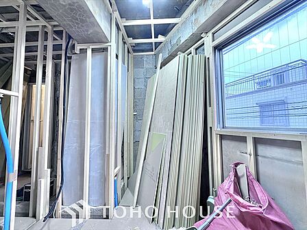 【改装中】採光や風通しを考えて設計された間取り。近隣との視線を考え、街全体で調整される窓位置。外観だけでなく、そこに住まうご家族の心地よさを最優先しました。
