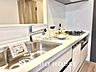 その他：【KITCHEN】◆開放的◆後片付けが楽なシステムキッチン。収納スペースの充実！
