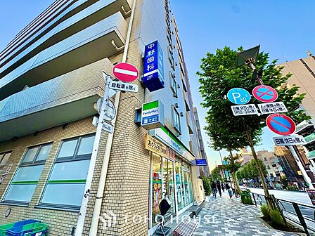 ◆リビング◆そこには目を輝かせ笑顔で見つめてくれる君がいて、「おかえり」の言葉がこだまする。何気ない日々の挨拶は僕にとっては幸せで、同時に君の瞳にも恋している。
