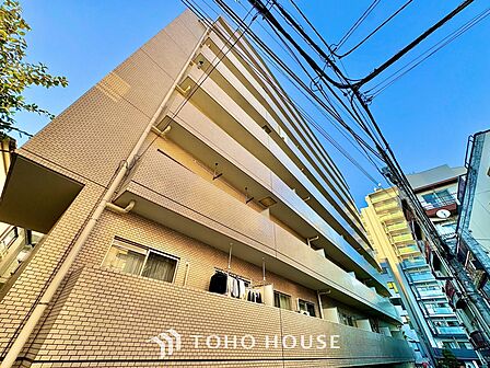 ◆キッチン◆美しく使いやすいキッチンは油汚れが簡単に拭き取れる素材で加工されており、浄水器シャワーから流す水の音を軽減する静かなシンクを採用。見えないところにさり気ない配慮が嬉しいですね