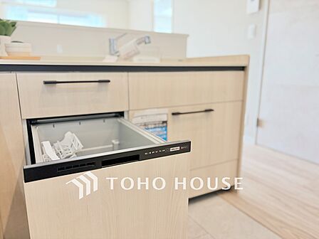 キッチンは家族の絆を育む大切な空間。シンプルで使い易いシステムキッチンで愉しく作る料理は愛情のある美味しいご馳走に。家族で使えるダイニングキッチンです。