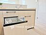 キッチン：キッチンは家族の絆を育む大切な空間。シンプルで使い易いシステムキッチンで愉しく作る料理は愛情のある美味しいご馳走に。家族で使えるダイニングキッチンです。