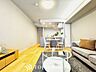 室内：【Decorative lighting】上質に仕上げられた室内。オフ・ホワイトの壁を背にした観葉植物の葉をそっと置かれたインテリア・ライトが照らし出しています。少しお洒落な暮らしをしてみませんか。