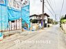 キッチン：【居心地のいい暮らし】には欠かせない眩い採光。ゆったりとした幅の窓からこの空間に降り注ぐ採光が絶えない。明るいリビングこそ居心地のいい暮らしが待っているのだと思う。