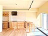 室内：【LIVING】◆眩い◆光が燦々と入り、家族の笑顔を照らす。「いつまでも続いて」と願う夢のような毎日がここにある。