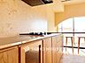 その他：【KITCHEN】◆開放的◆後片付けが楽なシステムキッチン。収納スペースの充実！