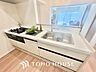 キッチン：【KITCHEN】◆開放的◆後片付けが楽なシステムキッチン。収納スペースの充実！