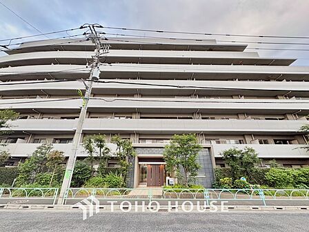 澄み切った空に映える外観。デザイン性の高さと新築のような清潔感。こんなマンションで毎日を生きて行きたい。