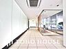 エントランス：【ENTRANCE】◆家族◆家で家族と過ごす時間は限られている。帰りを待つ家族の元へと急ぐときの弾む思い。そんな思いを引き立てる邸宅。