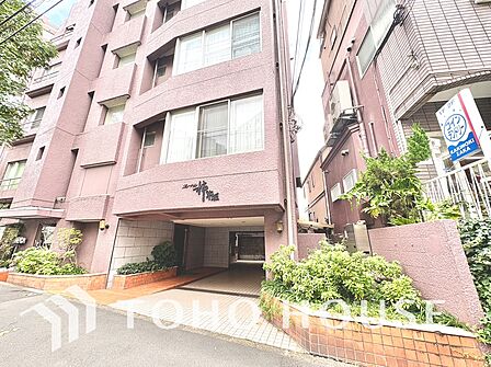 【ロビー】ゆとりあるロビー空間。帰宅した瞬間にほっとできる落ち着いた雰囲気が広がります。