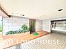 その他：【ロビー】落ち着いた雰囲気に包まれたロビー空間。住まう方や訪れる人を優しく迎えてくれる共用スペースです。