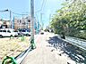 周辺：【前面道路】前面道路は見通しが良く、落ち着いた雰囲気の住環境が広がります。