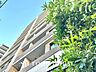 外観：ほんの少しのこだわり。ちょっとした色使いがその家がもつ雰囲気、趣（おもむき）を携え、暮らす家族や訪ねてくる友人・知人に新鮮な香りを運んできます。