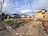 周辺：◆落ち着きのある閑静な住宅街◆見通しが良好で車の出し入れもスムーズな前面道路環境。交通量が少なく静かな街並みのため、小さなお子様がいるご家庭も安心して過ごせる快適なロケーションです。