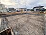 外観：◆青空のもと光が差し込む平坦な更地◆境界ブロックが整い、間取りのイメージが湧きやすい良好な土地状況。陽当たりや通風を考慮した設計がしやすく、理想の家族空間を自由に形にしていただけます。