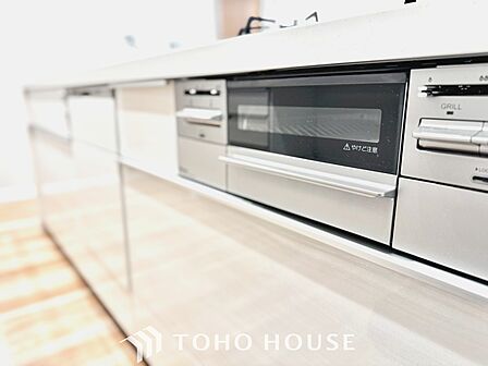 【Kitchen】美しく使いやすいキッチンは油汚れが簡単に拭き取れる素材で加工されており、浄水器シャワーから流す水の音を軽減する静かなシンクを採用。見えないところにさり気ない配慮が嬉しい
