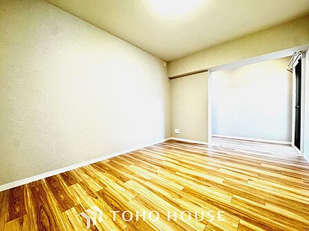 【Bouncy conversation】 パートナーや家族が集う憩いの空間。真新しい木目のフローリングや白亜のクロスを陽の光、ダウンライトが照らし出し、家族・友人・知人の会話に華を咲かせます。