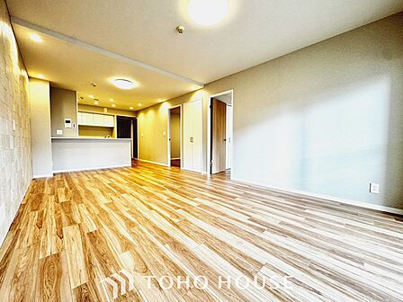【Decorative lighting】上質に仕上げられた室内。オフ・ホワイトの壁を背にした観葉植物の葉をそっと置かれたインテリア・ライトが照らし出しています。少しお洒落な暮らしをしてみませんか。