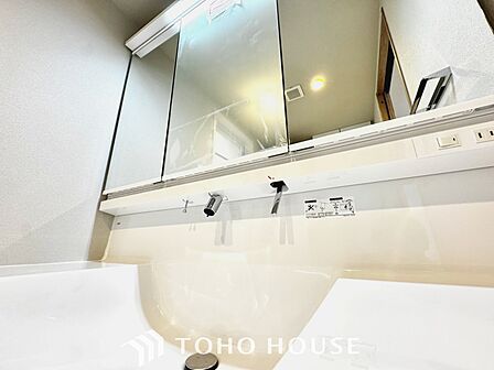 【Wash basin】十分な大きさの洗面台は収納もさる事ながら、身だしなみチェックや歯磨きなど、朝の慌ただしい時間でもホテルライクなスペースで余裕とゆとりを感じて頂けます。