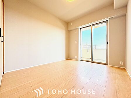 【Decorative lighting】 上質に仕上げられた室内。オフ・ホワイトの壁を背にした観葉植物の葉をそっと置かれたインテリア・ライトが照らし出しています。少しお洒落な暮らしをしてみませんか。