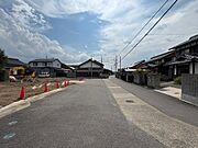 1号地側から1号地を見た前面道路になります。とても広いですね！