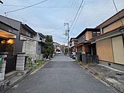 本物件から北方向の道路です。道路幅員約5.0ｍありますので大きな車でも余裕ですね！