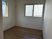 各部屋の全ての窓は高性能３枚ガラス窓です。防犯窓になってますので防犯対策はバッチリです。