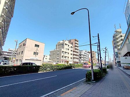 川越街道沿いの利便性に恵まれ、車での移動も快適な立地。「地下鉄赤塚駅」徒歩5分、東武東上線や成増駅も利用可能で都心アクセスも良好です。周辺には光が丘公園もあり、自然豊かな住環境も魅力です。