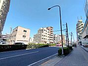 川越街道沿いの利便性に恵まれ、車での移動も快適な立地。「地下鉄赤塚駅」徒歩5分、東武東上線や成増駅も利用可能で都心アクセスも良好です。周辺には光が丘公園もあり、自然豊かな住環境も魅力です。