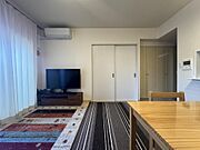 心地よい日差しに包まれたリビングで、リラックスした時間を過ごす。光がもたらす穏やかな気持ちを感じて。