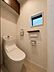 トイレ：窓付きで明るく爽やかなトイレは、収納スペースも備えた使い勝手の良い空間。トイレットペーパーや日用品をすっきり整理でき、来客時にも生活感を抑えて、いつでもきれいに保てるのが嬉しいポイントです。