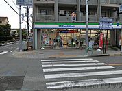 ファミリーマート茨木春日三丁目店 徒歩10分。 760m